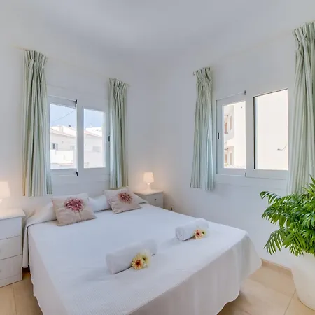 With Views Of The Bay Of Pollenca Apartment *